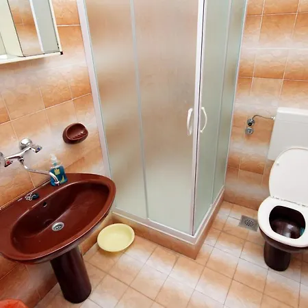 Triple 5658b Gostinjska kuća