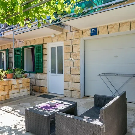 Triple 5658b Gostinjska kuća Supetar